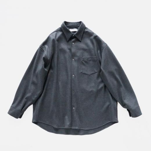 <img class='new_mark_img1' src='https://img.shop-pro.jp/img/new/icons1.gif' style='border:none;display:inline;margin:0px;padding:0px;width:auto;' />WOOL SMOOTH FLANNEL OVERSIZED REGULAR COLLAR SHIRT