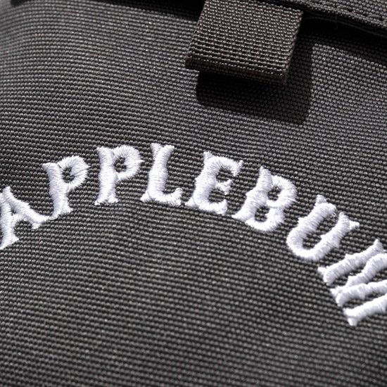 スマートスクラブス 【APPLEBUM】ARCH LOGO NECK POUCH