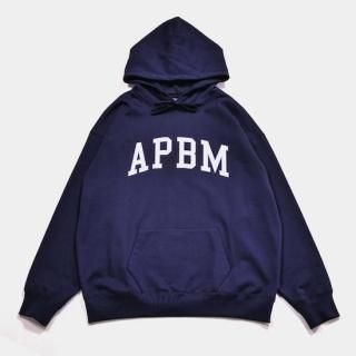 <img class='new_mark_img1' src='https://img.shop-pro.jp/img/new/icons5.gif' style='border:none;display:inline;margin:0px;padding:0px;width:auto;' />APPLEBUM/"APBM" SWEAT PARKA