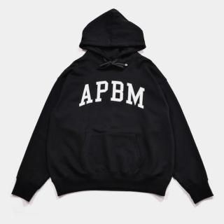 <img class='new_mark_img1' src='https://img.shop-pro.jp/img/new/icons5.gif' style='border:none;display:inline;margin:0px;padding:0px;width:auto;' />APPLEBUM/"APBM" SWEAT PARKA