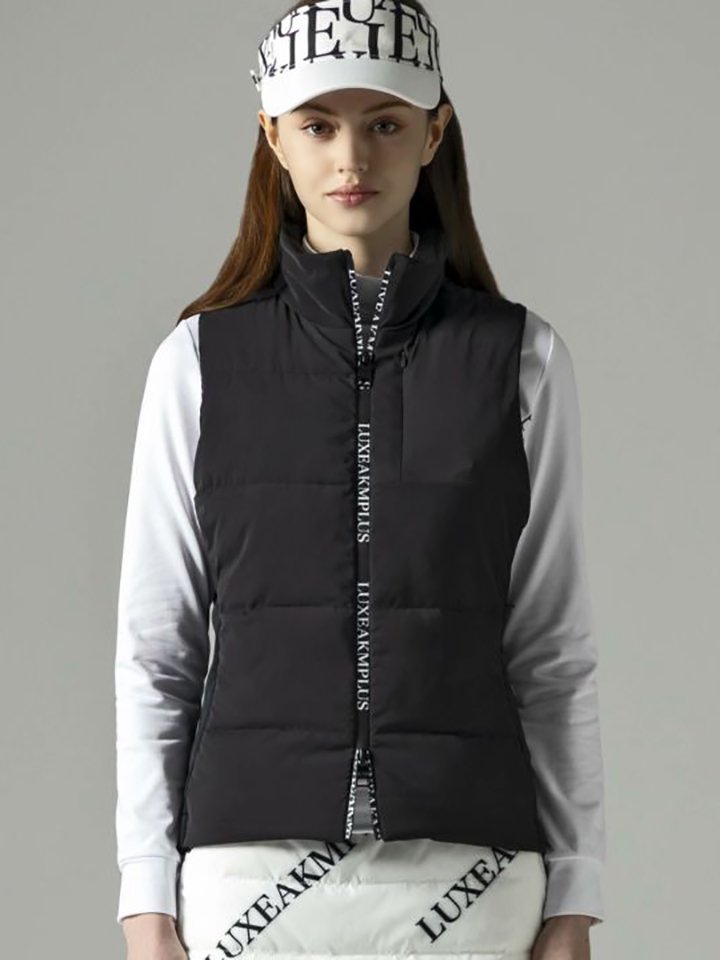 LUXEAKMPLUS (リュクスエイケイエムプラス) ゴルフ レディース STAND ZIP BATTING VEST FIT  サイドロゴフィット中綿ベスト LAOL-23041