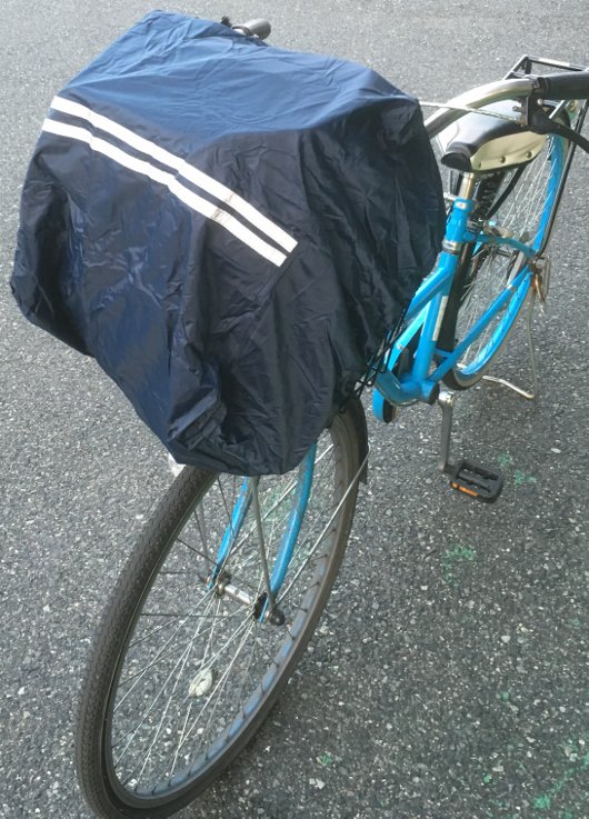 学生カバン雨よけカバーは、自転車通学カゴカバー・荷台レインカバー利用の3WAY。紺色・ネイビーで同素材の収納袋が付いてお得。反射テープ2本付
