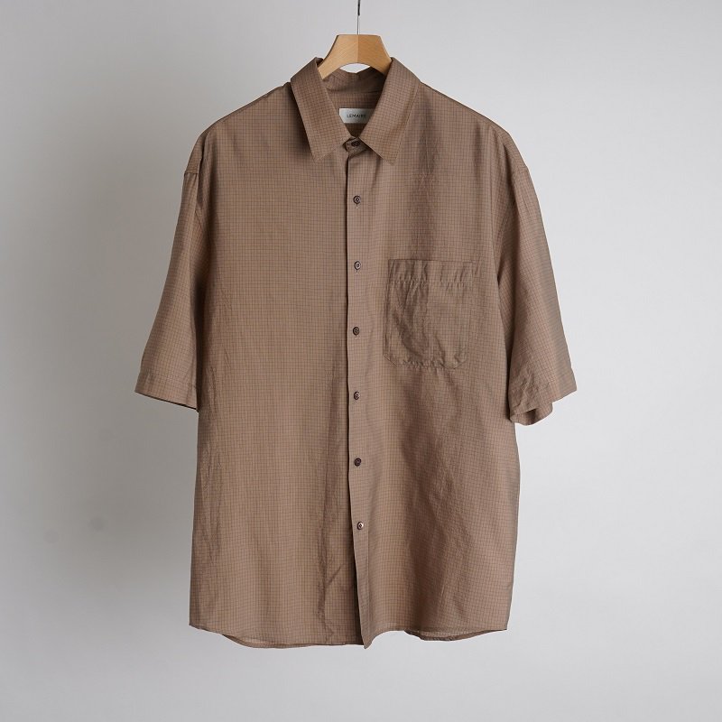 【LEMAIRE ルメール】 REGULAR COLLAR SS SHIRT
 / CAPPUCCINO
<img class='new_mark_img2' src='https://img.shop-pro.jp/img/new/icons20.gif' style='border:none;display:inline;margin:0px;padding:0px;width:auto;' />
