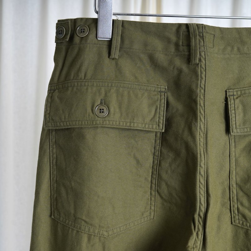 【YAECA ヤエカ】 LIKE WEAR BAKER PANTS / OLIVE (SATIN) -Avelia Online Store