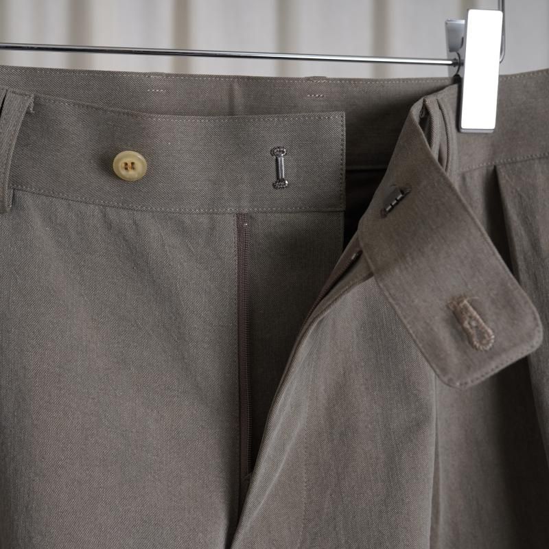 Cale   NIDOM CHINO 2 TUCK SHORTS / GRAIGE