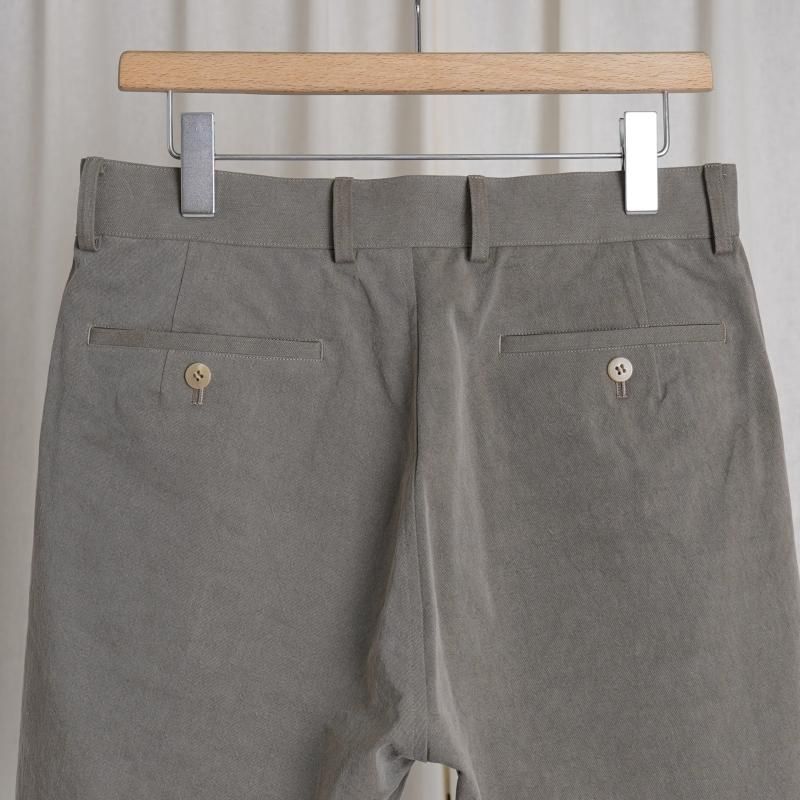 Cale   NIDOM CHINO 2 TUCK SHORTS / GRAIGE