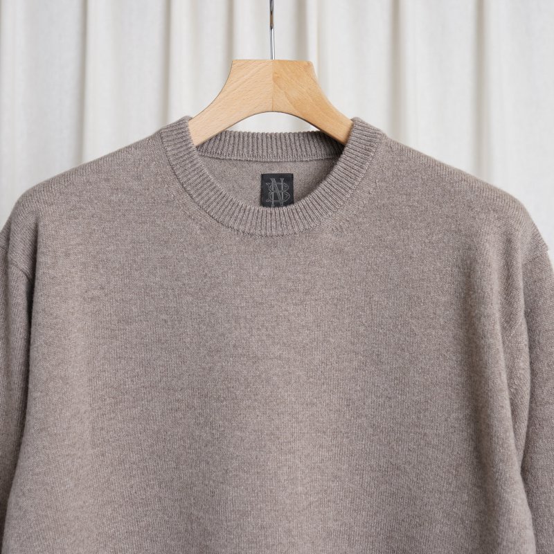 BATONER バトナー】 INNOCENT CASHMERE CREW NECK / BROWN - Avelia ONLINE STORE