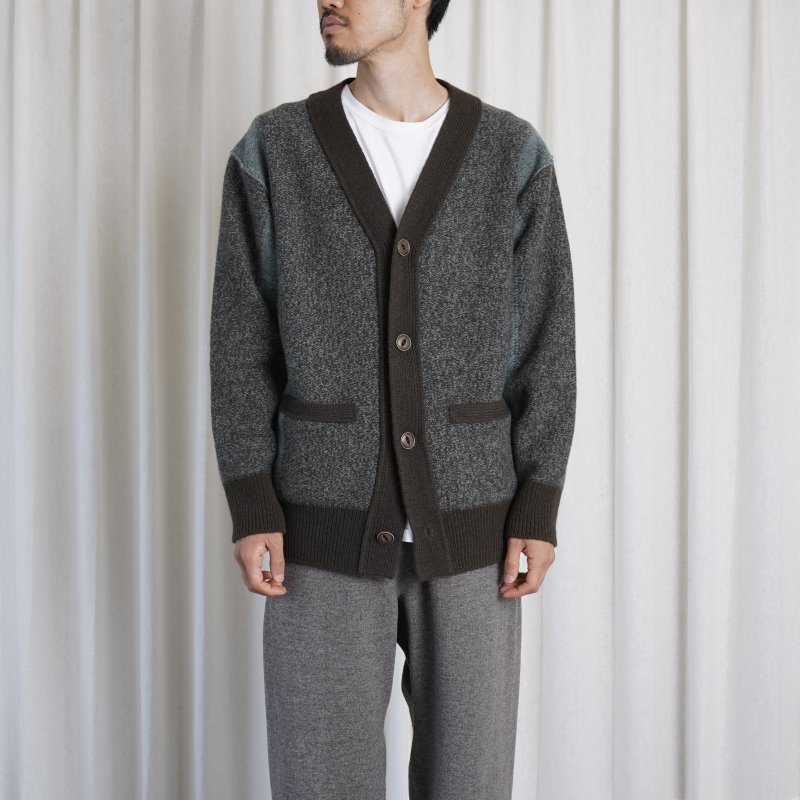 【Slopeslow スロープスロウ】 YAK LAMBSWOOL TRICOLOR CARDIGAN / BLUE KHAKI - Avelia  ONLINE STORE