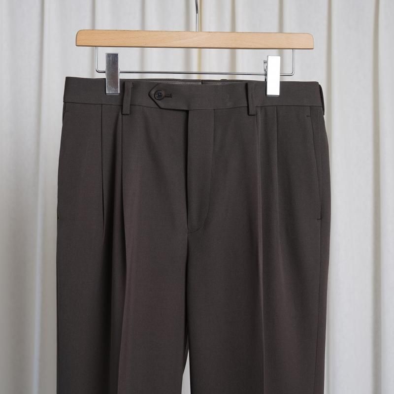 25S/SۡAURALEE ꡼ LIGHT WOOL MAX GABARDINE TWO-TUCK SLACKS / DARK BROWN