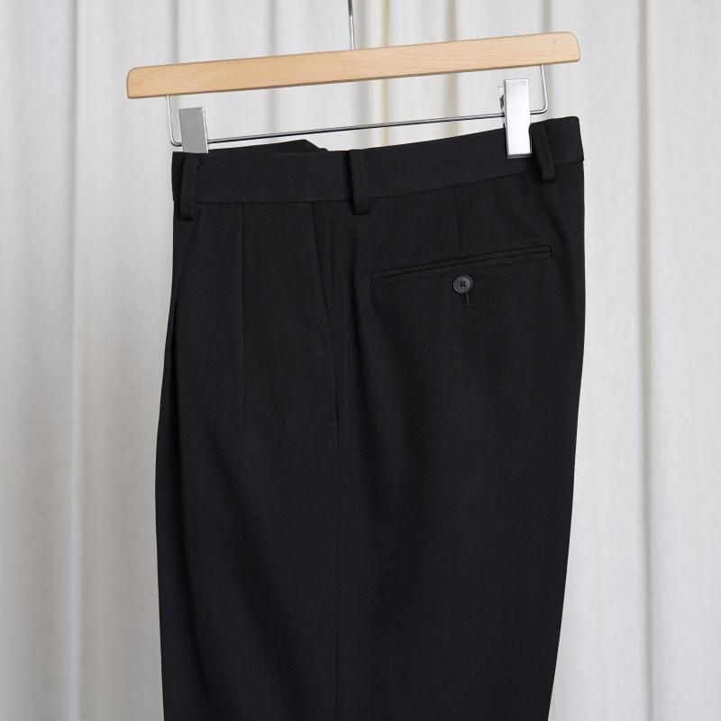 25S/SۡAURALEE ꡼ LIGHT WOOL MAX GABARDINE TWO-TUCK SLACKS / TOP BLACK
