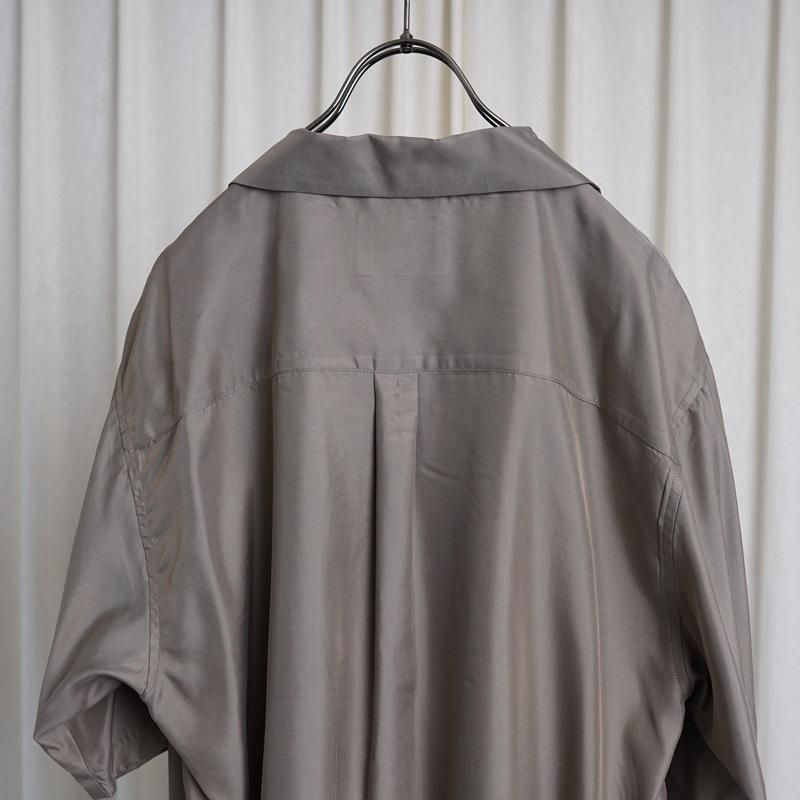 25S/Sۡssstein 奿 CUPRO TWILL OVERSIZED OPEN COLLAR SS SHIRT / TAUPE