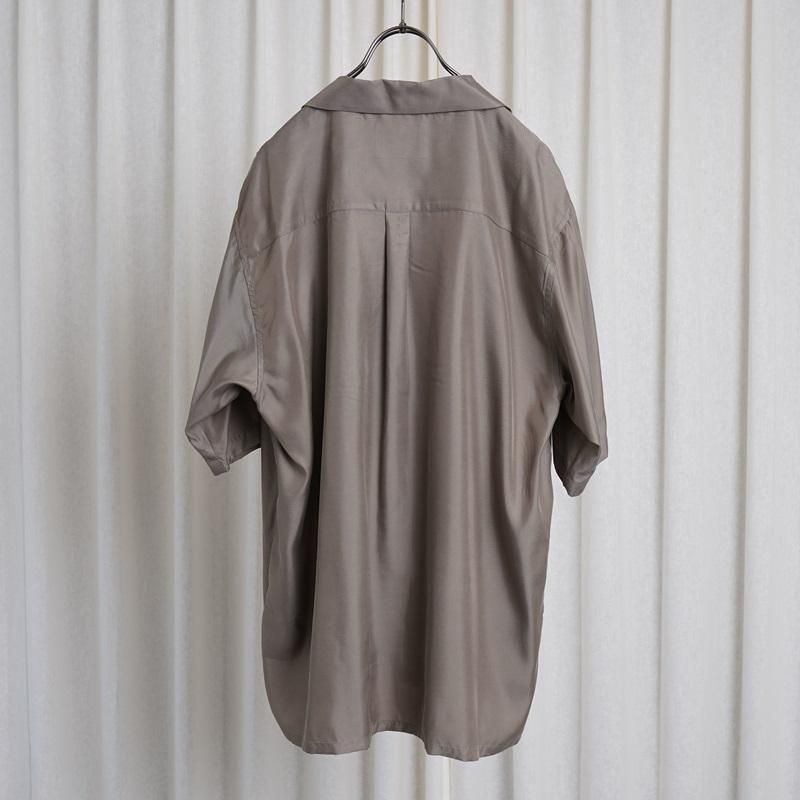 25S/Sۡssstein 奿 CUPRO TWILL OVERSIZED OPEN COLLAR SS SHIRT / TAUPE