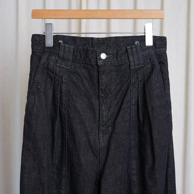 25A/WۡYOKE  衼 DENIM3PLEATED WIDE-LEG TROUSERS / BLACK