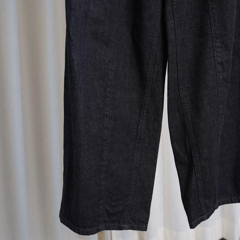 25A/WۡYOKE  衼 DENIM3PLEATED WIDE-LEG TROUSERS / BLACK