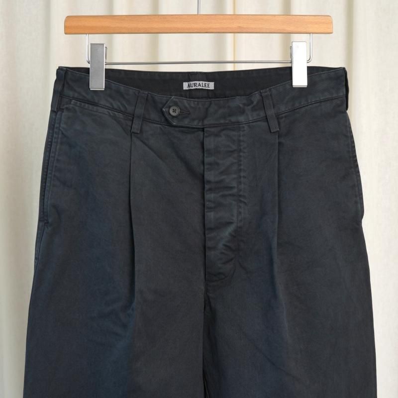 25A/W AURALEE ꡼ PRODUCT DYED FINX CHINO ONE-TUCK PANTS
 / FADED BLACK