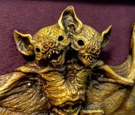 妖精ミイラフィギュアと双頭コウモリ 2点セット - 頭骨・骨格標本