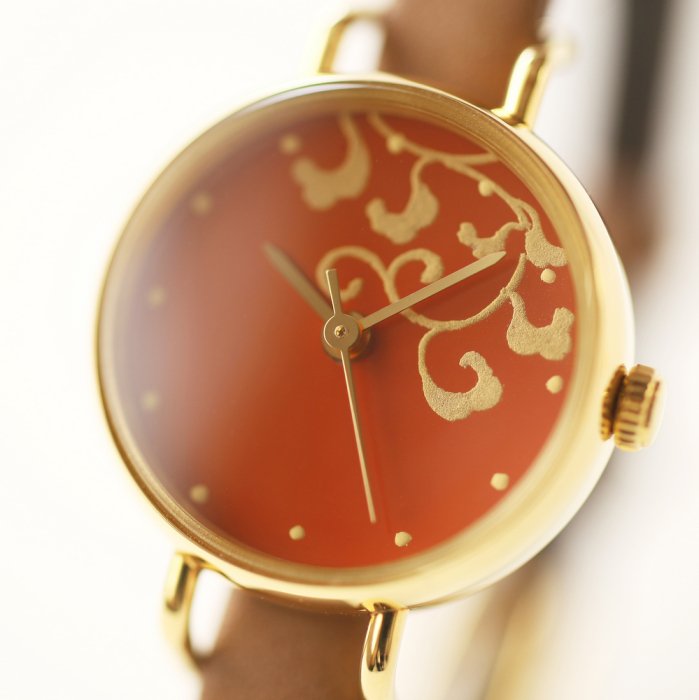 蒔絵　赤漆に唐草 レディース腕時計 ｜ 日本の美を楽しむシンプルな手作り腕時計【はなもっこ】