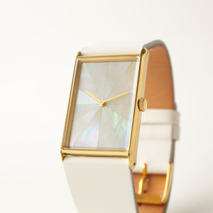 白蝶貝 ゴールド・スクエア 腕時計 ｜ 日本の美を楽しむシンプルな