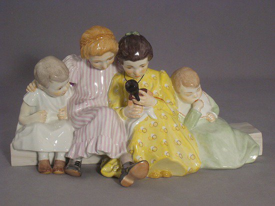 マイセン フィギュア ベンチに座って人形を見ている子供達 ヘンチェル人形 ｜マイセン専門店ブルーム