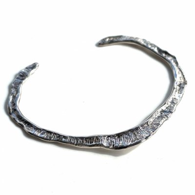 conoa /  frost pillar bangle 