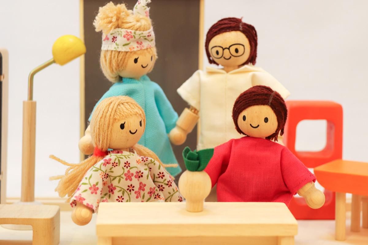 PLANTOYS（プラントイ）の木製ドール - ワイヤー入りでポーズが