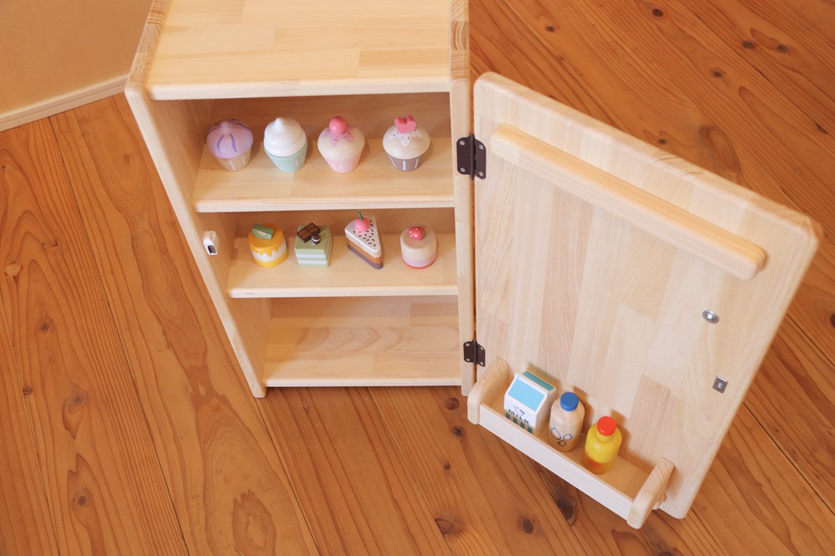 tontonままごと冷蔵庫 - 浜松の工房で作り上げた日本製のおままごと冷蔵庫です。おもちゃの収納にも役立つ木製のドア付棚です。