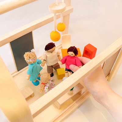 PLANTOYS（プラントイ）の木製ドールハウス - シンプルでおしゃれな家具が一式揃っています。おままごと遊びや人形遊びにもオススメ。