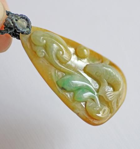 鯉と霊芝の翡翠ペンダント - 彩雲(さいうん)