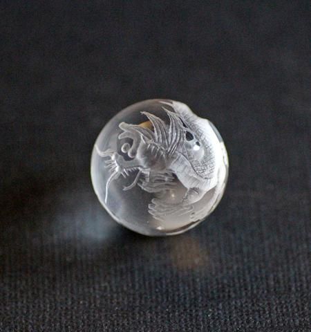 水晶丸玉手彫り龍　50mm 龍 水晶丸玉彫り - 彩雲(さいうん)