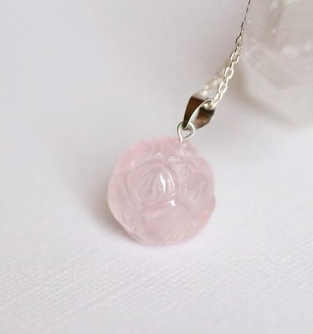 【蓮の花　ローズクォーツ】　　お守り　美容 蓮の花ペンダント／ローズクォーツ - 彩雲(さいうん)