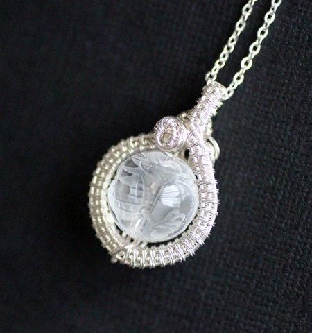 金魚　水晶　彫り ワイヤーアート龍ペンダント／龍彫り水晶丸玉14㎜ビーズ