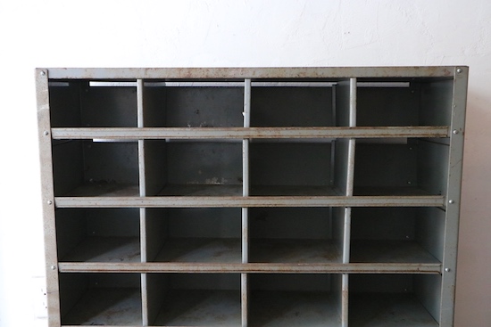 特価SALE】ビンテージスチールグリッド棚/店舗什器/収納棚/約w87 特価SALE】ビンテージスチールグリッド棚/店舗什器/収納棚/約w87