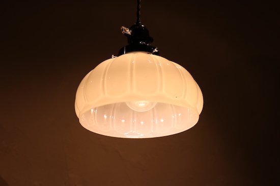 【7153】昭和レトロ　乳白色　ガラスシェード　吊り下げ照明　直径約11.5ｃｍ　40Wシリカ電球(新品)付き