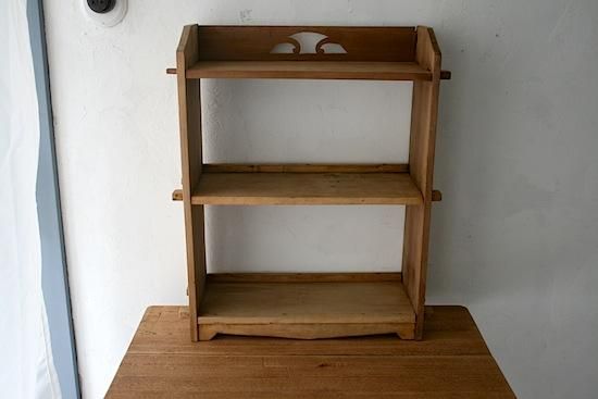 昭和の本棚 小さな棚 古い飾り棚 2段棚 カフェスタイルのアンティークな古家具 古道具の雑貨ショップ ひぐらし古具店 昭和の本棚 小さな棚 古い飾り棚 2段棚 カフェスタイルのアンティークな古家具 古道具の雑貨ショップ ひぐらし古具店