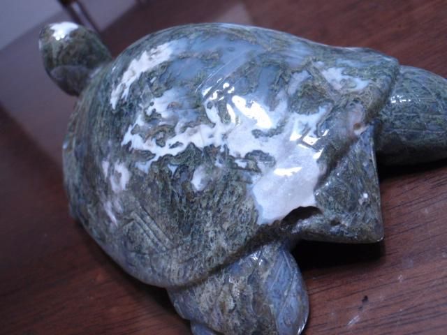 工芸品　美術品  置物  天然石 瑪瑙石 雕刻「亀」 天然めのうの亀と水晶台 カメの置物 幸運と健康長寿 | YamaneSun