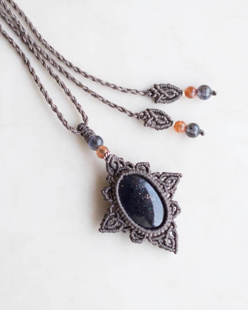 アイオライトサンストーン／ペンダント - 天然石＋マクラメ