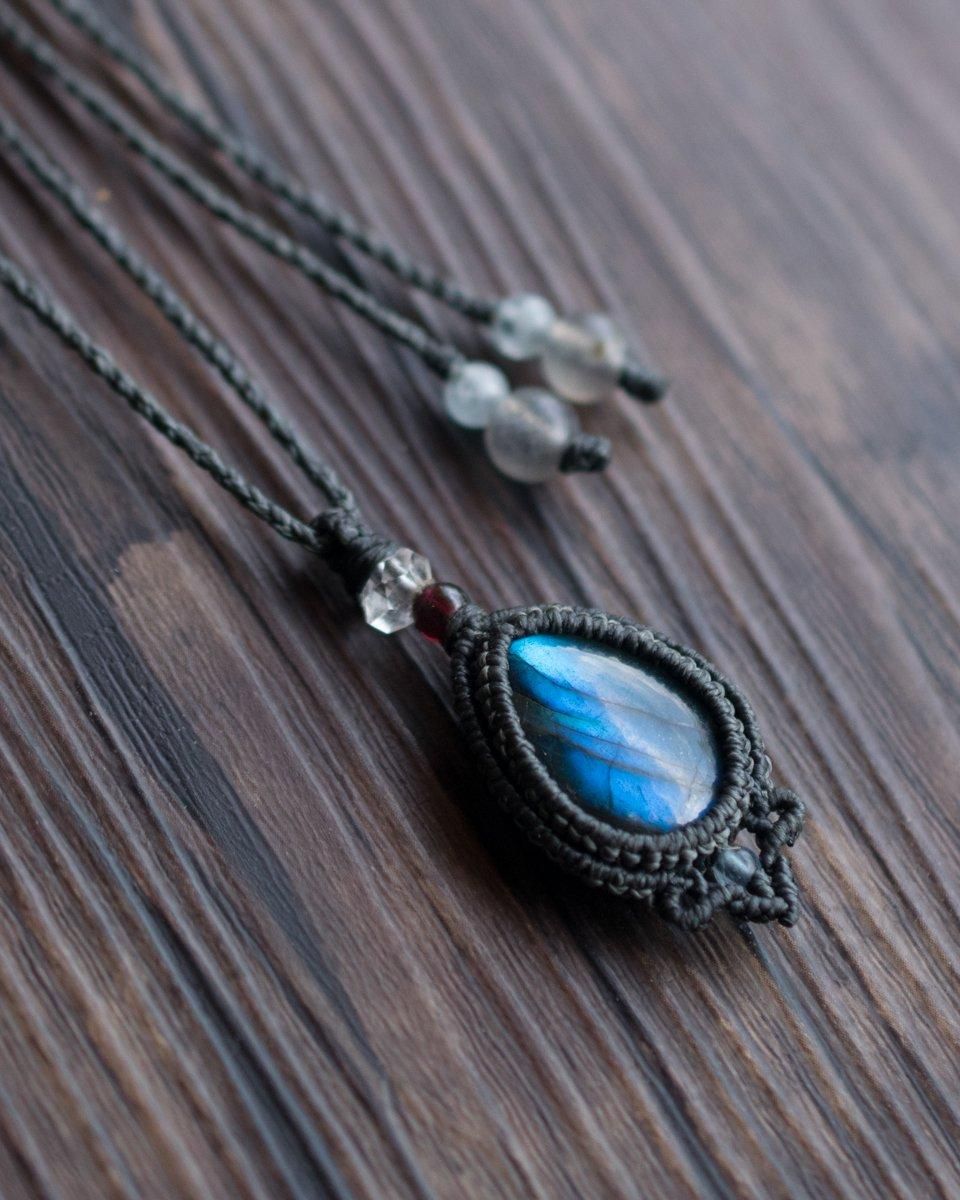 ラブラドライト／マクラメペンダント | 天然石＋マクラメアクセサリー