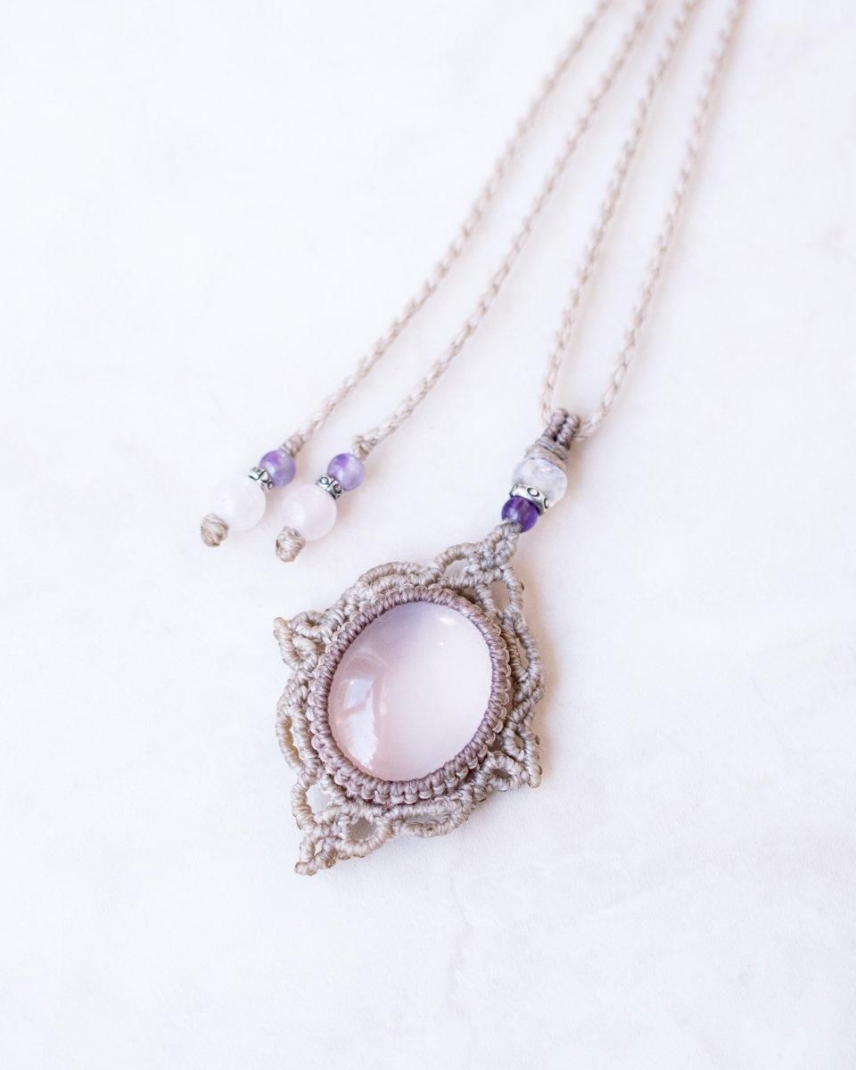 ローズクォーツマクラメペンダント | 天然石＋マクラメアクセサリーの