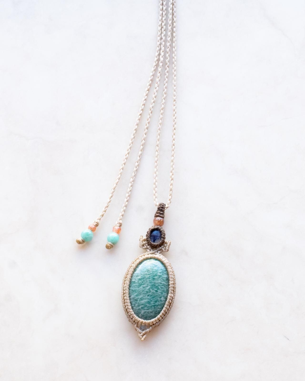 アマゾナイト＆カイヤナイト｜マクラメペンダント - 天然石＋