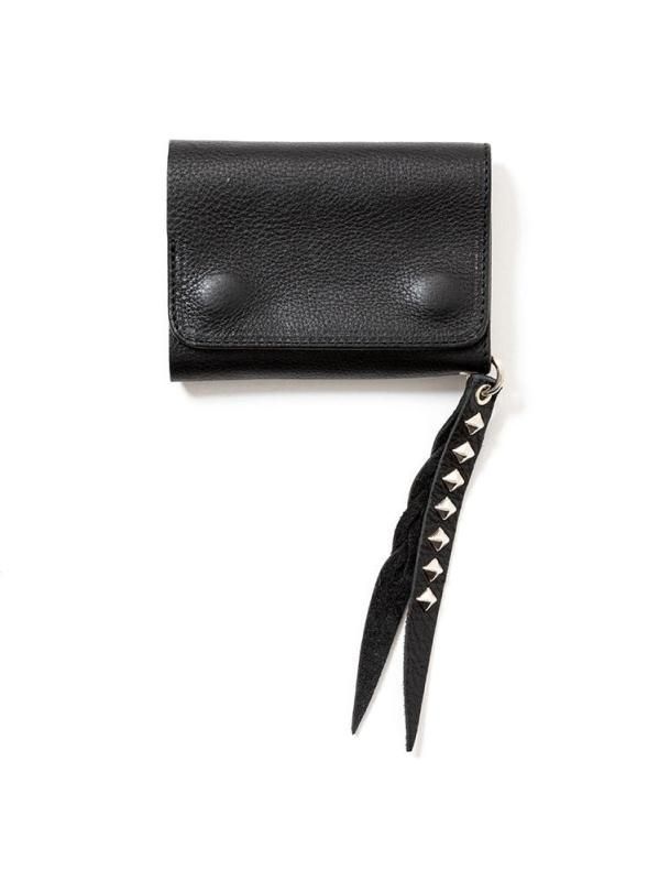 CALEE（キャリー）PLANE LEATHER FLAP HALF WALLET ＜STUDS CHARM 