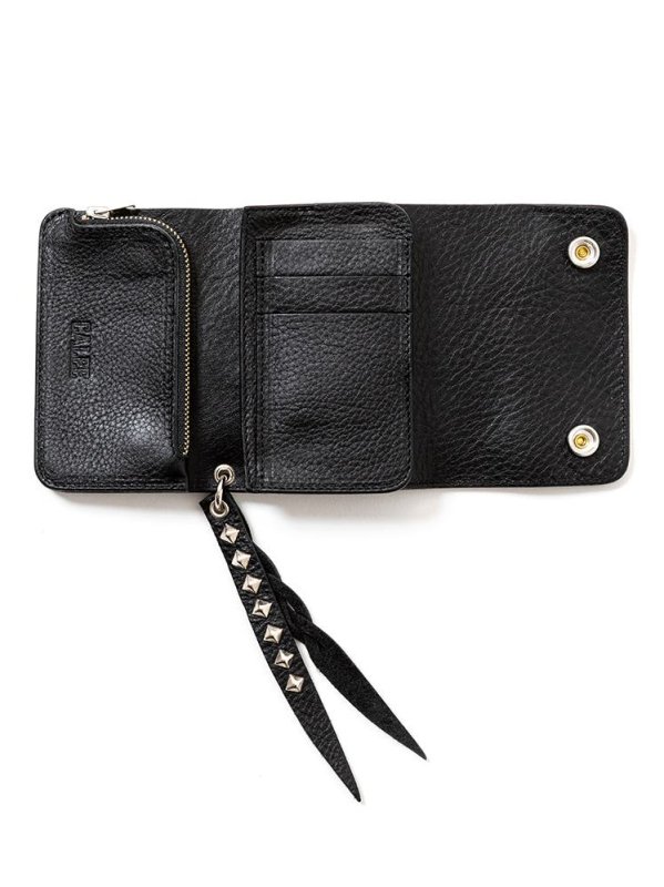 CALEE（キャリー）PLANE LEATHER FLAP HALF WALLET ＜STUDS CHARM 