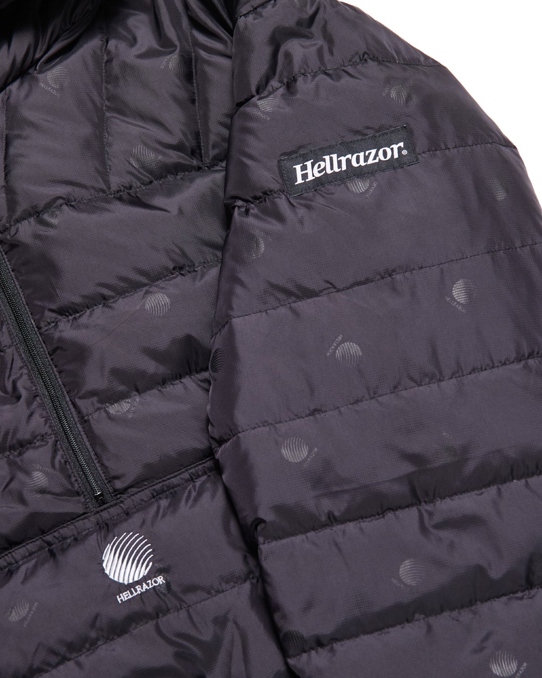 Hellrazor logo pulloverhoodeddown jacketもしよければ着用写真欲しいです