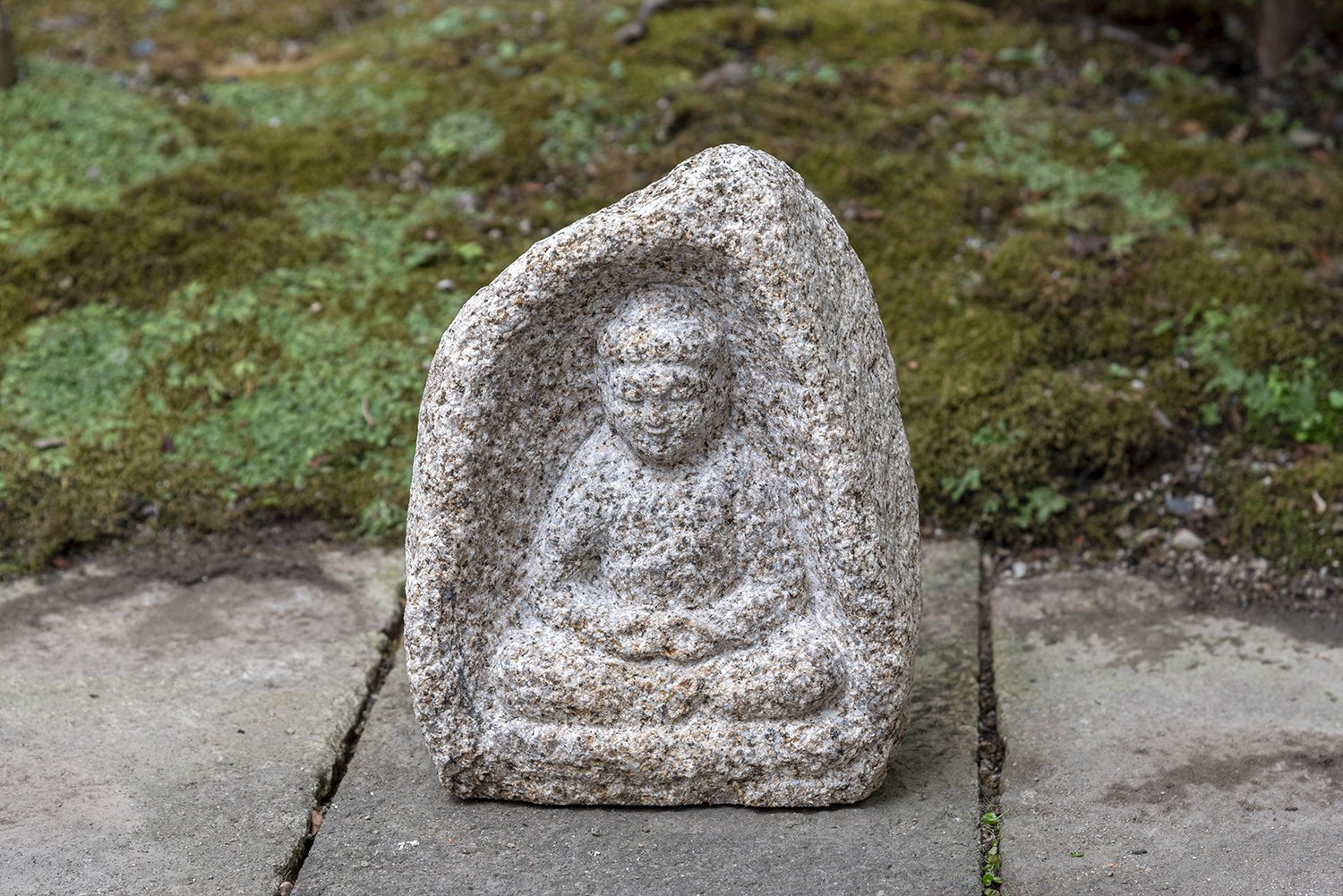 希少な本御影石を使用した、手彫りの石仏 | Hand-carved Japanese Stone Buddha Using Hon-Mikage