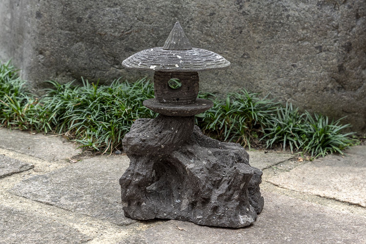 八女石産、小さな自然木型灯篭 | Natural Wood-Style Lanterns