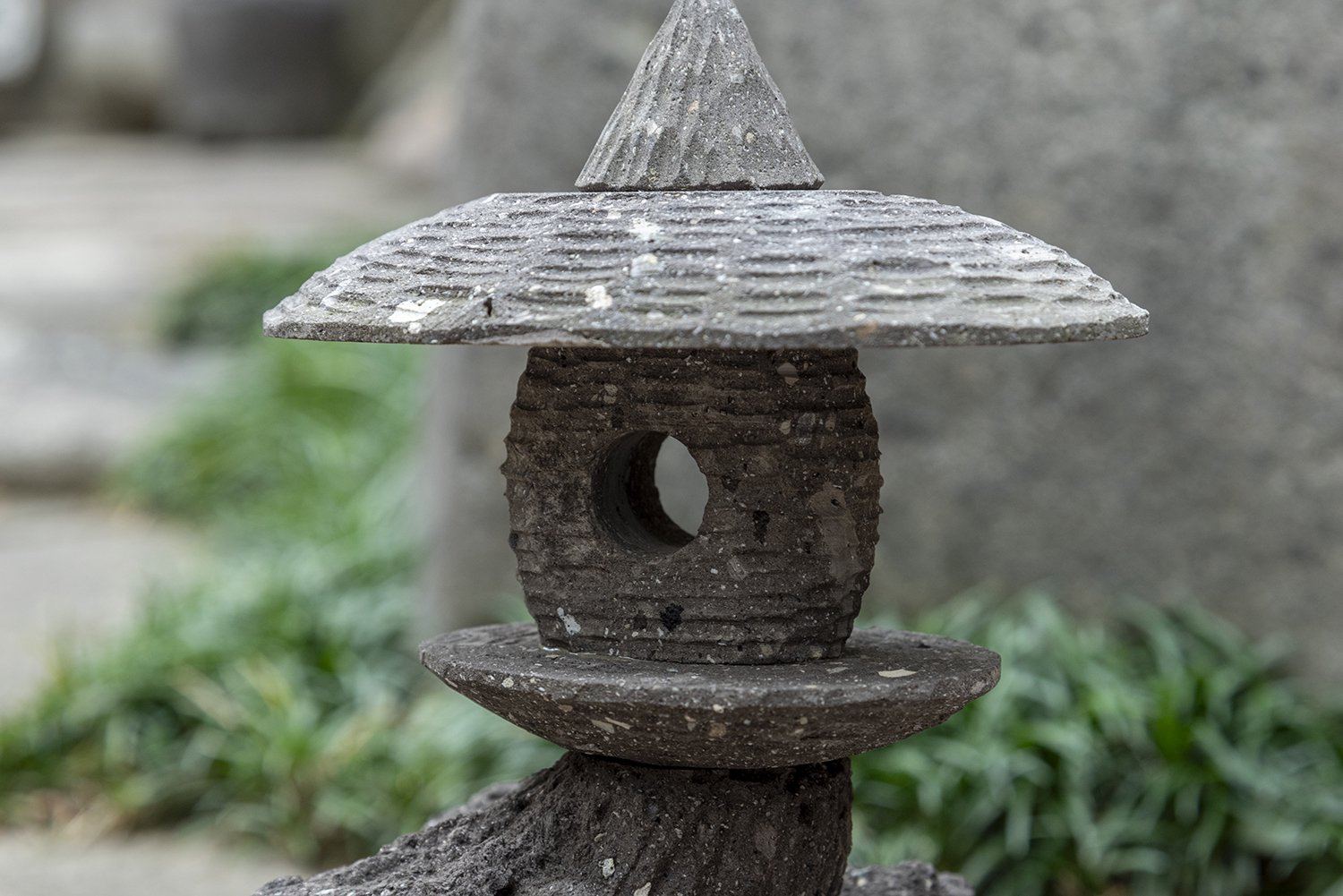 八女石産、小さな自然木型灯篭 | Natural Wood-Model Lanterns