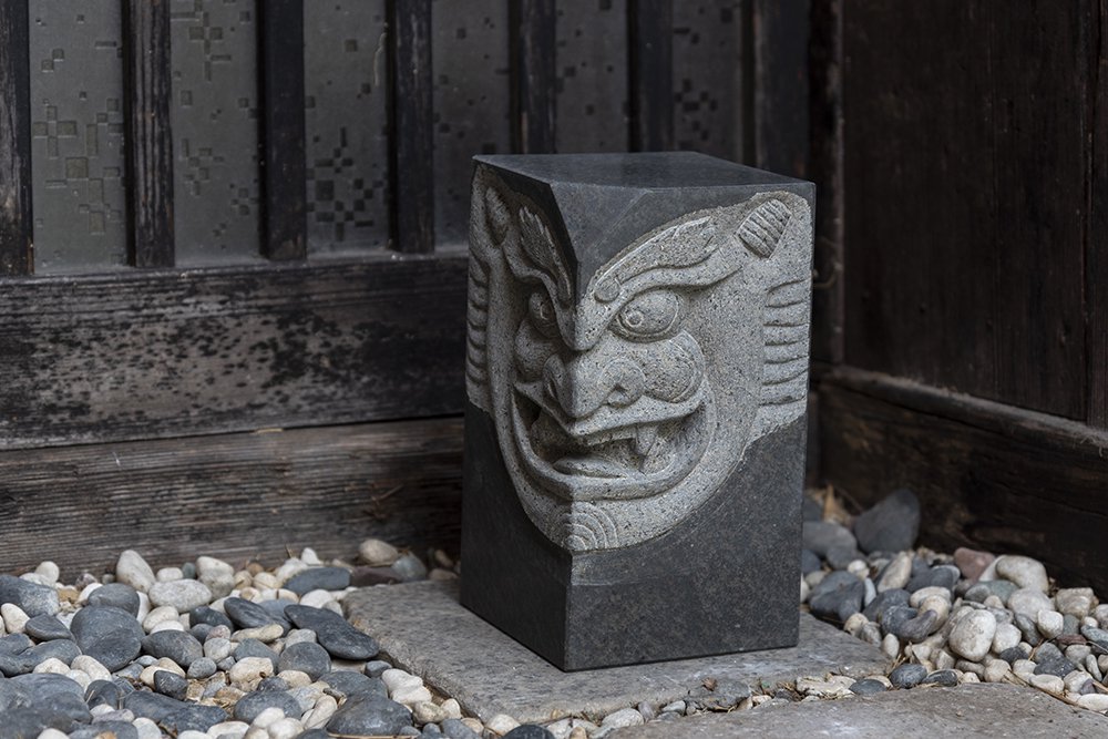 宮城県伊達冠石を使った、石工による手彫りの鬼門除け石 |Japanese Demon-faced Stone