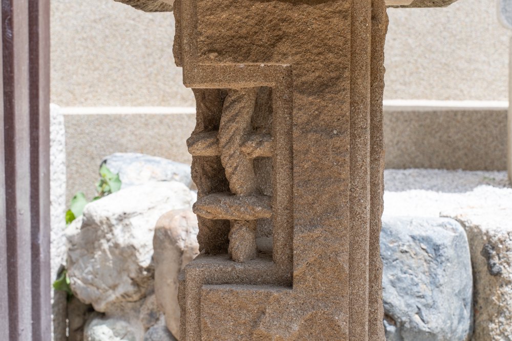 来待石製、小屋棒型灯篭 | Small Thatched Roof Pillar