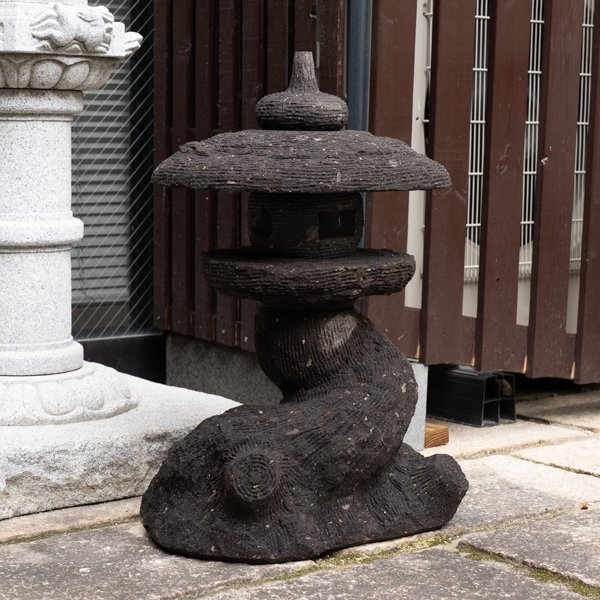 八女石製、自然木型灯篭 | Natural Wood Style Lantern