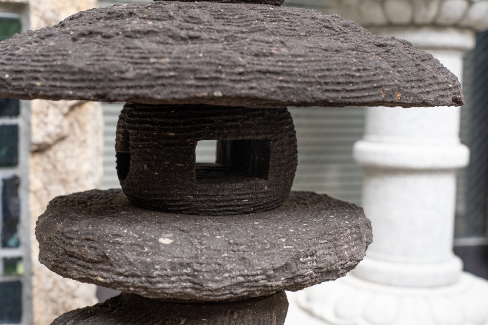 八女石製、自然木型灯篭 | Natural Wood Style Lantern