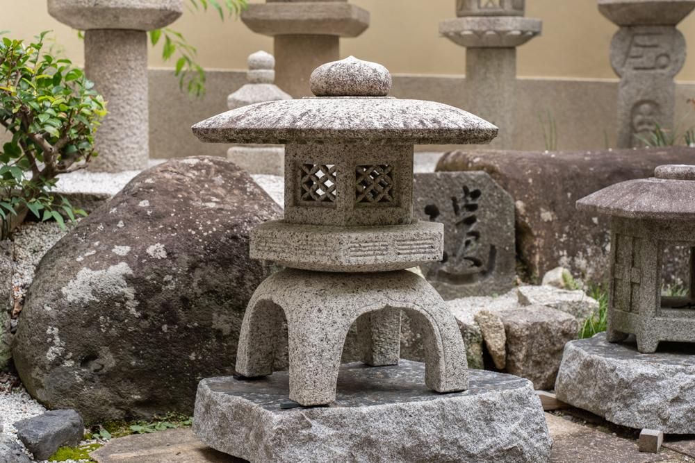 恵那石製、古代六角雪見灯篭（2尺）| Ancient-style Yukimi Lantern